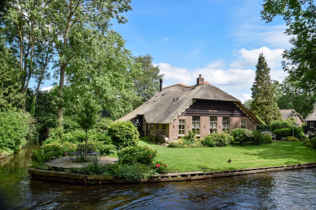 giethoorn, house, canal-6574710.jpg